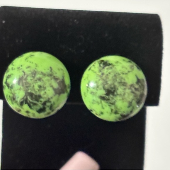 Vintage glass green and black marble clip on earrings - Picture 5 of 7